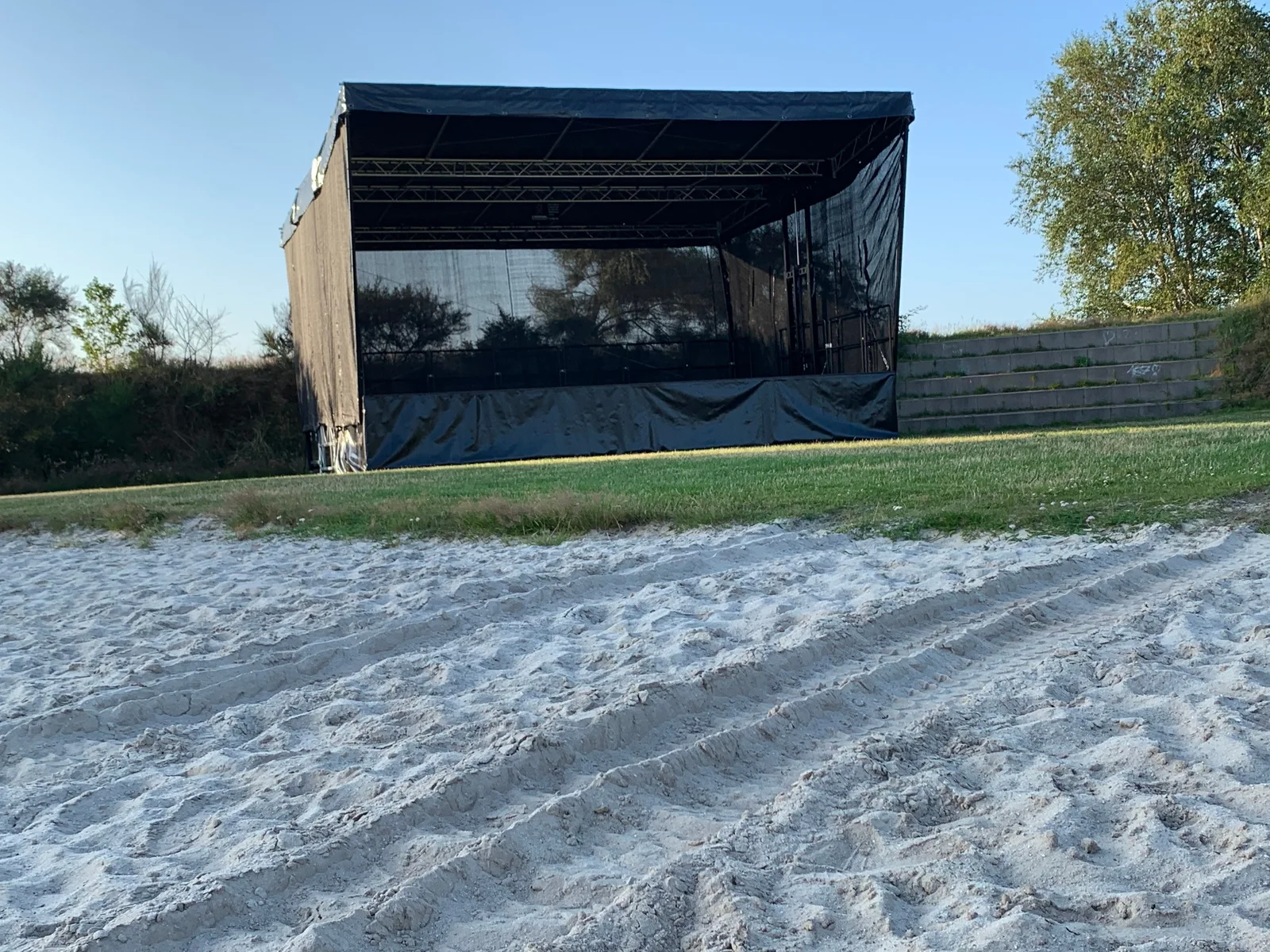 Aufgebaute SmartStage 50 auf einer Freifläche
