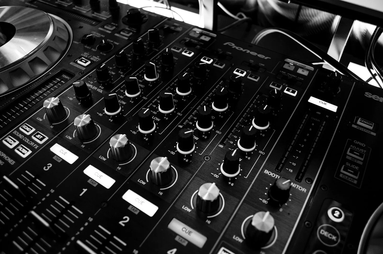 DJ-Mischpult und Controller