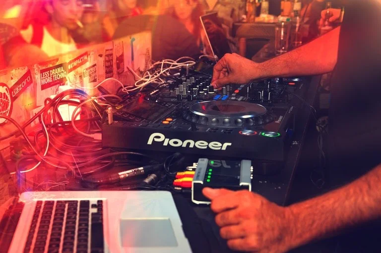 Vermittlung von DJs – Veranstaltungstechnik