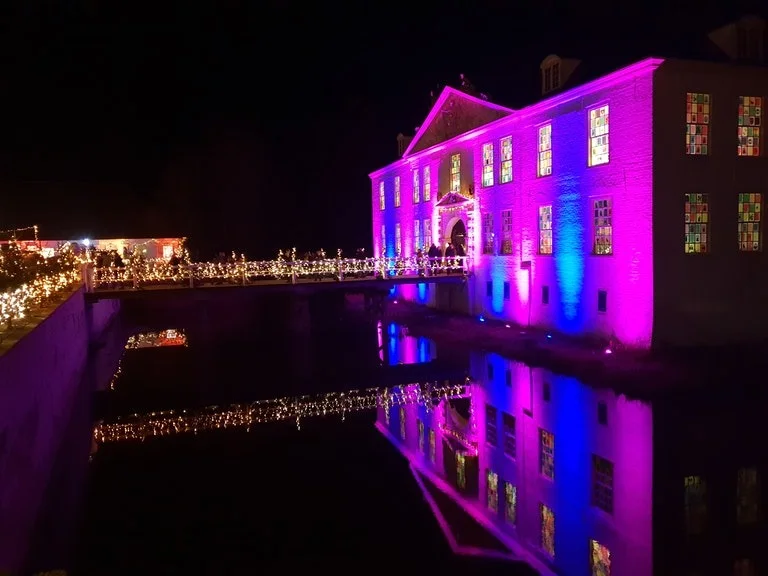 Dornumer Wasserschloss in farbiger Beleuchtung