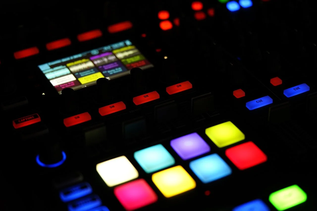 Beleuchtete Bedienelemente eines DJ-Controllers